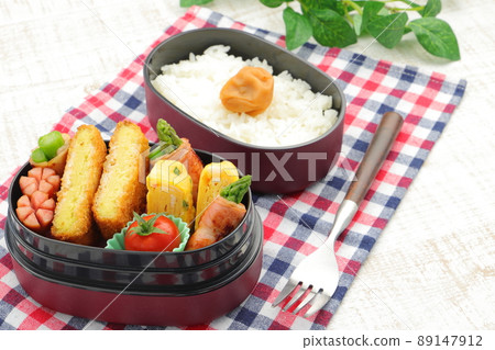 一個手工製作的便當盒，裡面裝有導致食物中毒的花萼櫻桃番茄 89147912