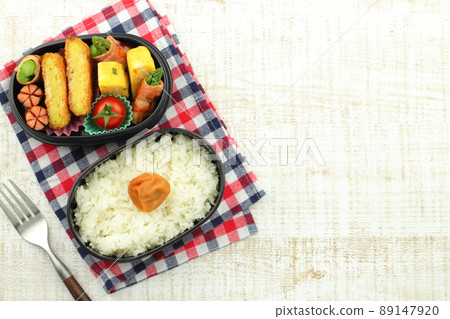 A handmade bento box containing cherry tomatoes with calyx that causes food poisoning A handmade bento box containing cherry tomatoes with calyx that causes food poisoning 89147920