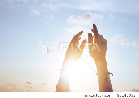 Female lifting hands up to sunset sky 89149052