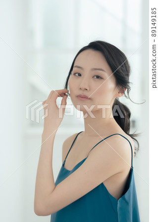 Beauty portrait of young woman 89149185