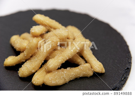 帶有沙丁魚、黑盤和復印空間的日本美味 okaki 帶有沙丁魚、黑盤和復印空間的日本美味 okaki 89149888