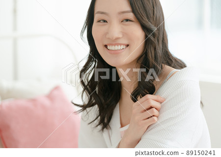 一名年輕女子在她的住處放鬆 89150241