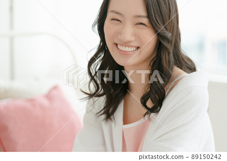 一名年輕女子在她的住處放鬆 89150242