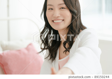 一名年輕女子在她的住處放鬆 89150244