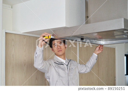 測量尺寸的建築車間的人 89150251