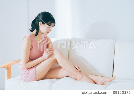 Leg skin care massage 89150375
