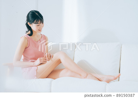 Leg skin care massage 89150387