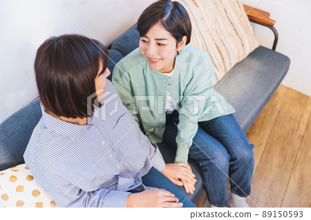 房間里手牽手的女性(女性伴侶的形象) 房間里手牽手的女性(女性伴侶的形象) 89150593