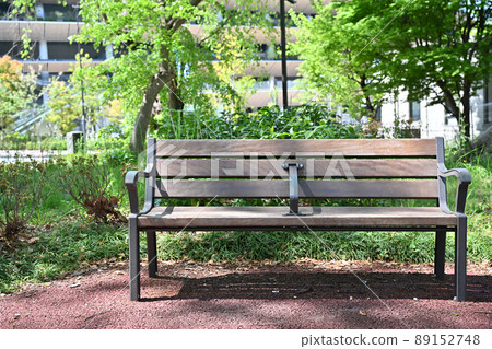 Scenery of fresh green and benches in a park in Tokyo 89152748