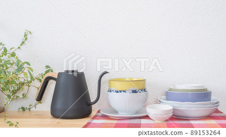 桌上堆放的餐具 桌上堆放的餐具 89153264