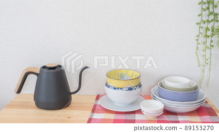 桌上堆放的餐具 桌上堆放的餐具 89153270