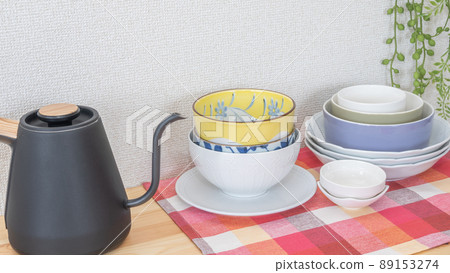 桌上堆放的餐具 桌上堆放的餐具 89153274