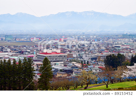 山形縣嵯峨市長岡山嵯峨町公園展望廣場和藏王山脈的城市景觀 山形縣嵯峨市長岡山嵯峨町公園展望廣場和藏王山脈的城市景觀 89153452