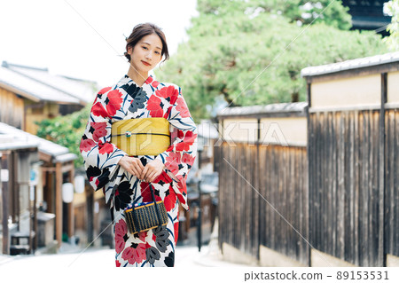 A woman in a yukata on the street in Kyoto 89153531