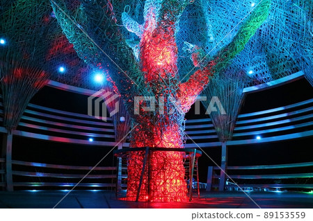 閃耀著藍色紅色光芒的向陽樹藝術裝置 台灣台東知名景點海濱公園 閃耀著藍色紅色光芒的向陽樹藝術裝置 台灣台東知名景點海濱公園 89153559