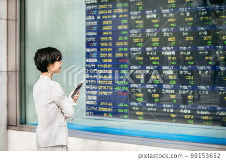 Woman looking at stock board 89153652