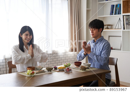 一對年輕夫婦的早餐場景 89153967