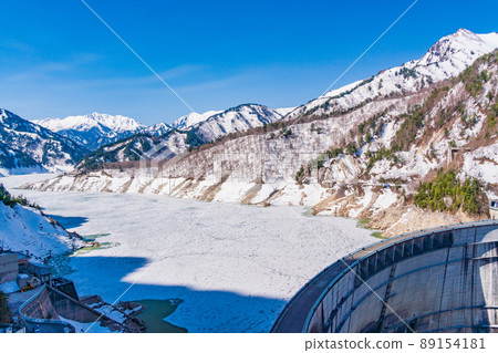 (Toyama Prefecture) Snow-covered Kurobe Dam / Lake in April 89154181