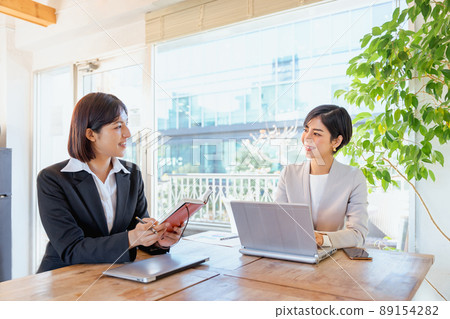 兩名婦女諮詢和工作 89154282