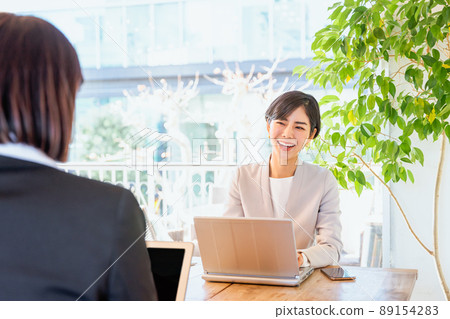 兩名婦女諮詢和工作 89154283