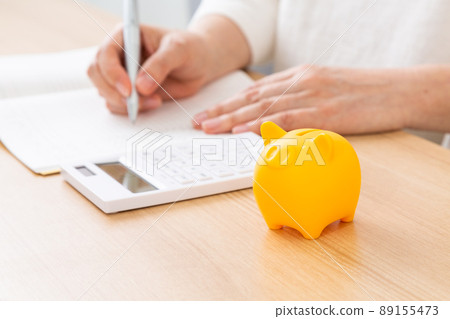 中年婦女存錢罐和豬存戶口簿 89155473