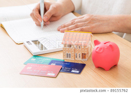 保持家庭帳簿的中年女人 89155762