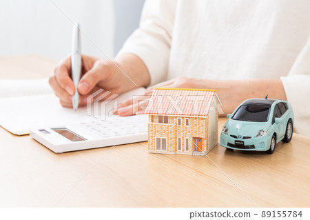 Middle woman keeping a household account book 89155784