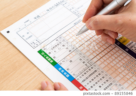 中產婦女的手填報稅表 中產婦女的手填報稅表 89155846