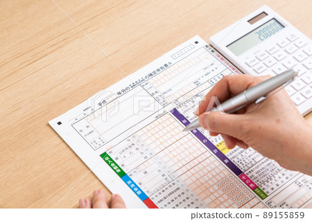 Middle women's hands to fill out tax returns 89155859