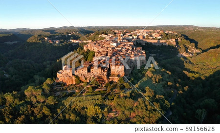 Aerial view of the medieval town of Pitigliano in Tuscany, Italy 89156628