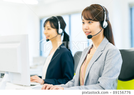 A young female operator 89156776