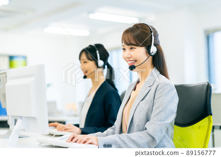 A young female operator 89156777