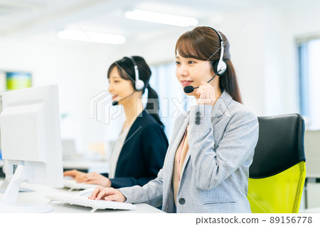 A young female operator 89156778