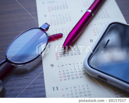 日曆、眼鏡、智能手機的商業形象（女性） 89157037