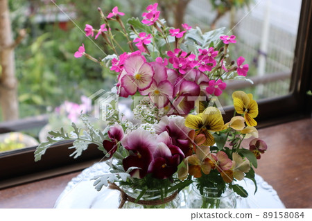 在飄窗上裝飾花園裡的花 在飄窗上裝飾花園裡的花 89158084