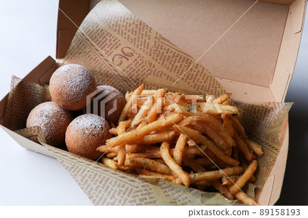 外賣容器中的奶酪球和炸薯條 外賣容器中的奶酪球和炸薯條 89158193
