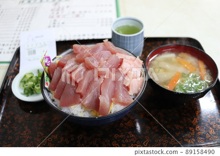Tuna bowl in the market 89158490