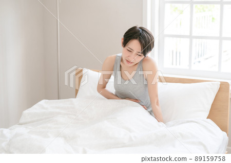 Gastroenteritis, stomachache, abdominal pain, female bed 89159758