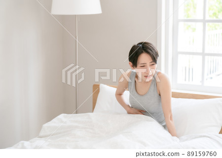 Gastroenteritis, stomachache, abdominal pain, female bed 89159760