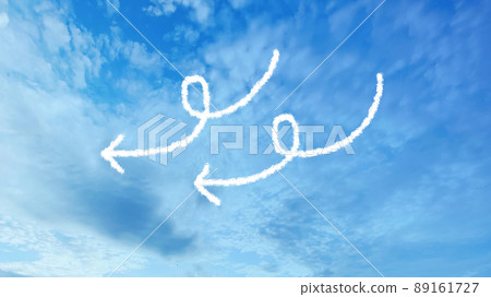 Two rotating arrow illustrations on the blue sky_wide 89161727