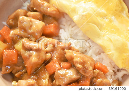 chicken curry with fried egg topping on rice in bowl  89161900