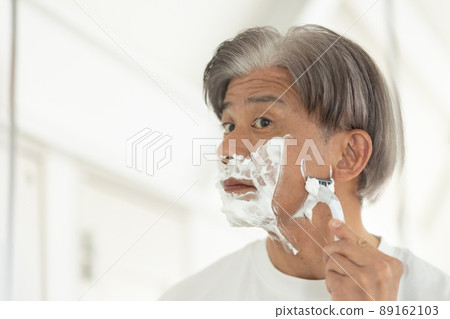 50多歲的男人刮鬍子 89162103