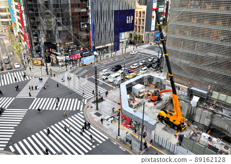Pedestrians and construction sites crossing the Sukiyabashi scrambled intersection 89162128