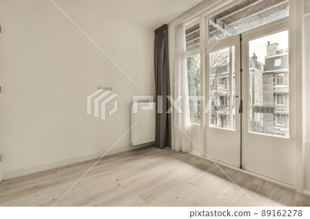 Spacious room in minimalist style, with large windows and access to the balcony Spacious room in minimalist style, with large windows and access to the balcony 89162278