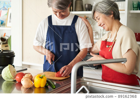 A couple enjoying cooking in the kitchen 89162368
