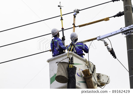 Worker_People who work on utility poles against the sky 89162429