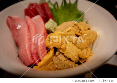Oma tuna and Oma sea urchin bowl (Aomori prefecture) 89162540