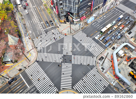 Vehicles passing through the Ginza scrambled intersection and pedestrians waiting for traffic lights 89162860