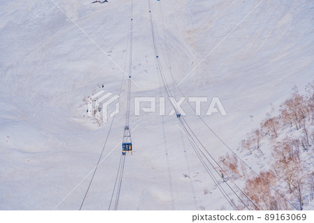 (Toyama Prefecture) Daikanbo Station seen from Kurobedaira Station, Tateyama Ropeway in the world of silver (Toyama Prefecture) Daikanbo Station seen from Kurobedaira Station, Tateyama Ropeway in the world of silver 89163069