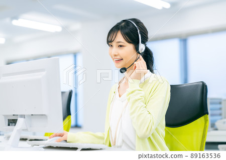 一位年輕的女接線員 89163536
